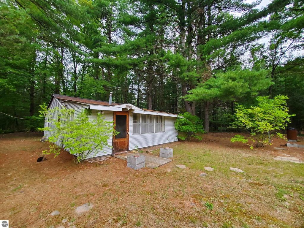 888 W Greenwood Road, Alger