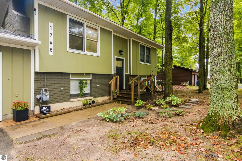 1746 Rasho Road, Traverse City
