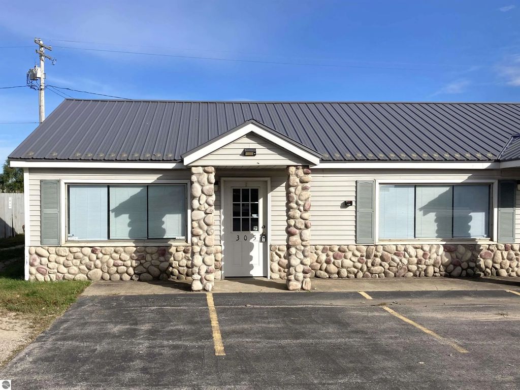 305 S Us-31, Traverse City