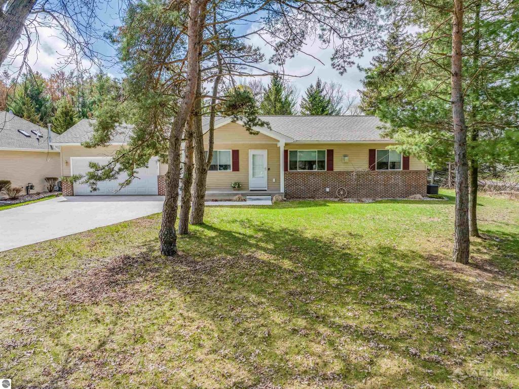 418 W River Park Drive, West Branch