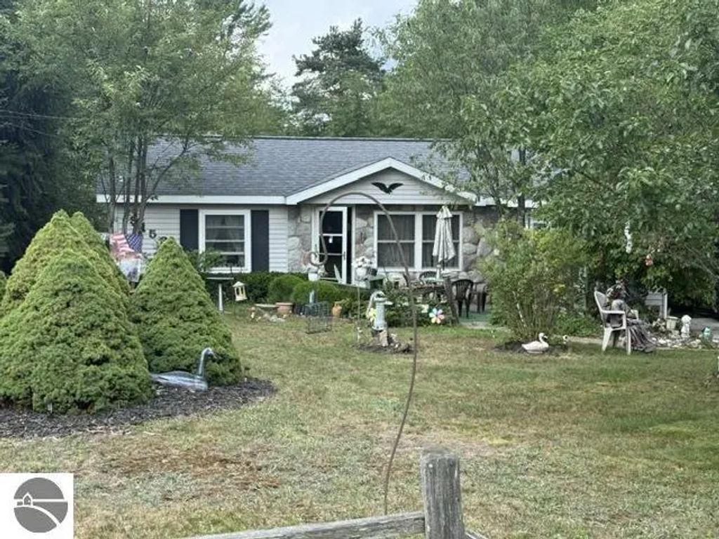 9153 Superior Avenue, St Helen