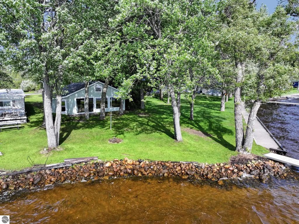657 E Lake Mitchell Drive, Cadillac