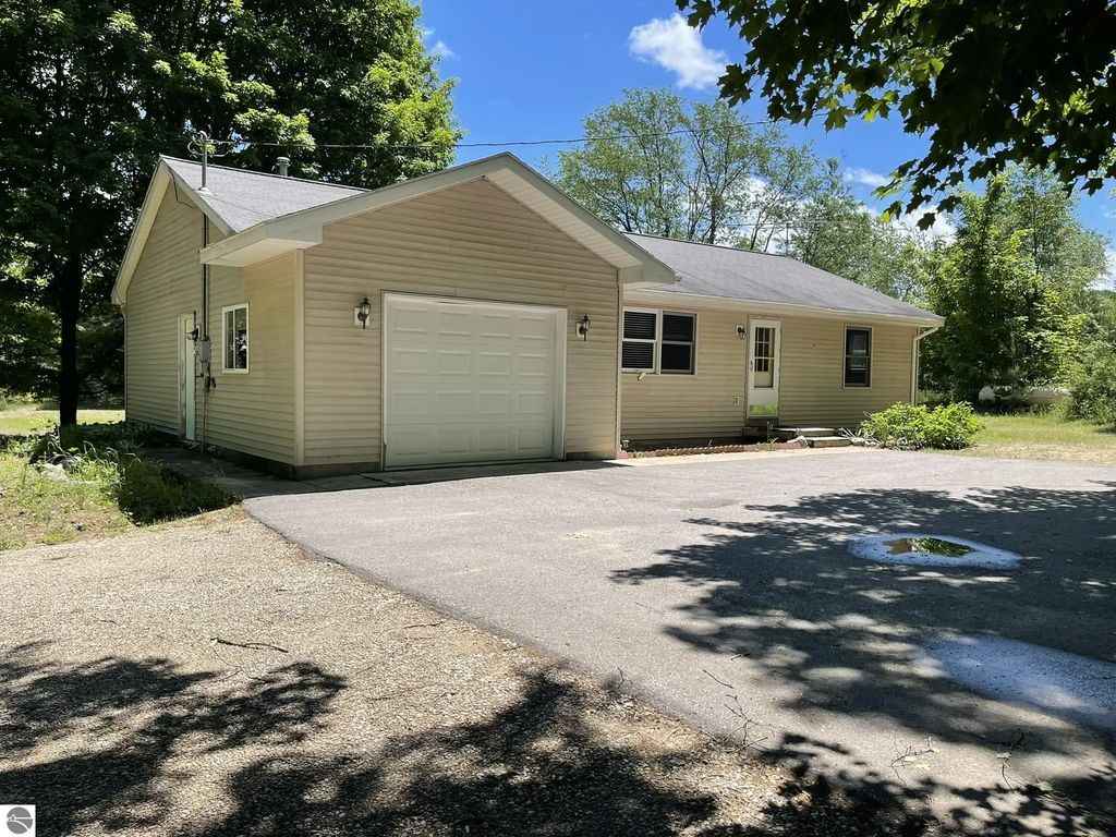 10511 Lake Of The Woods Road, Mancelona