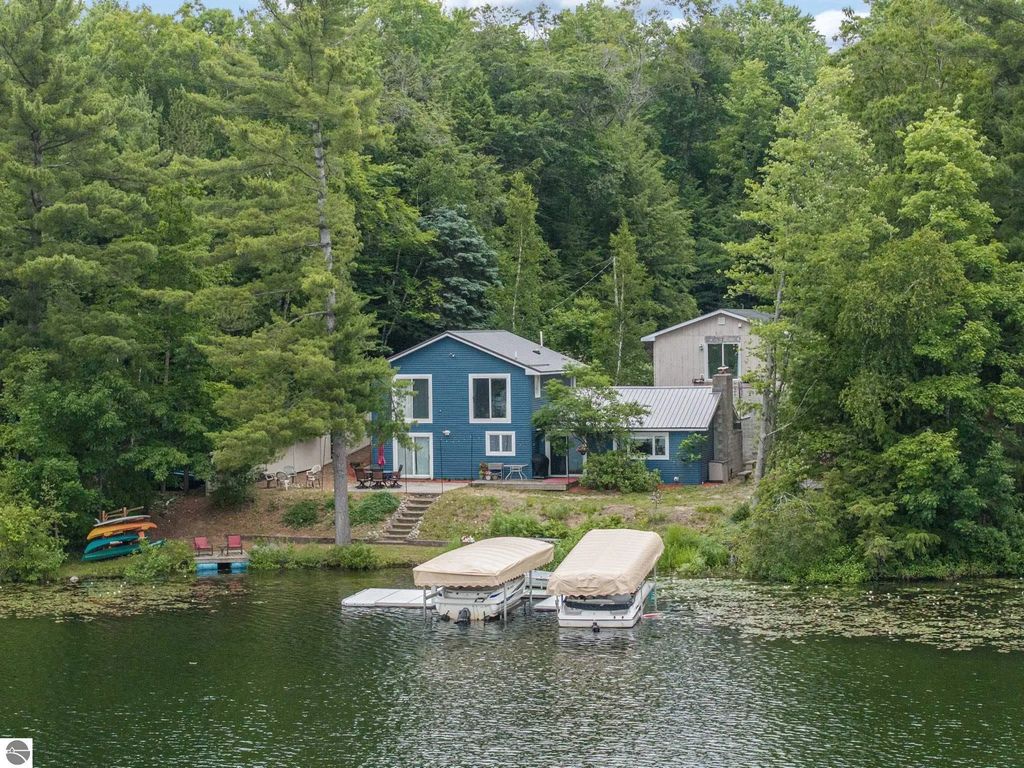 2847 Crescent Shores Drive, Traverse City