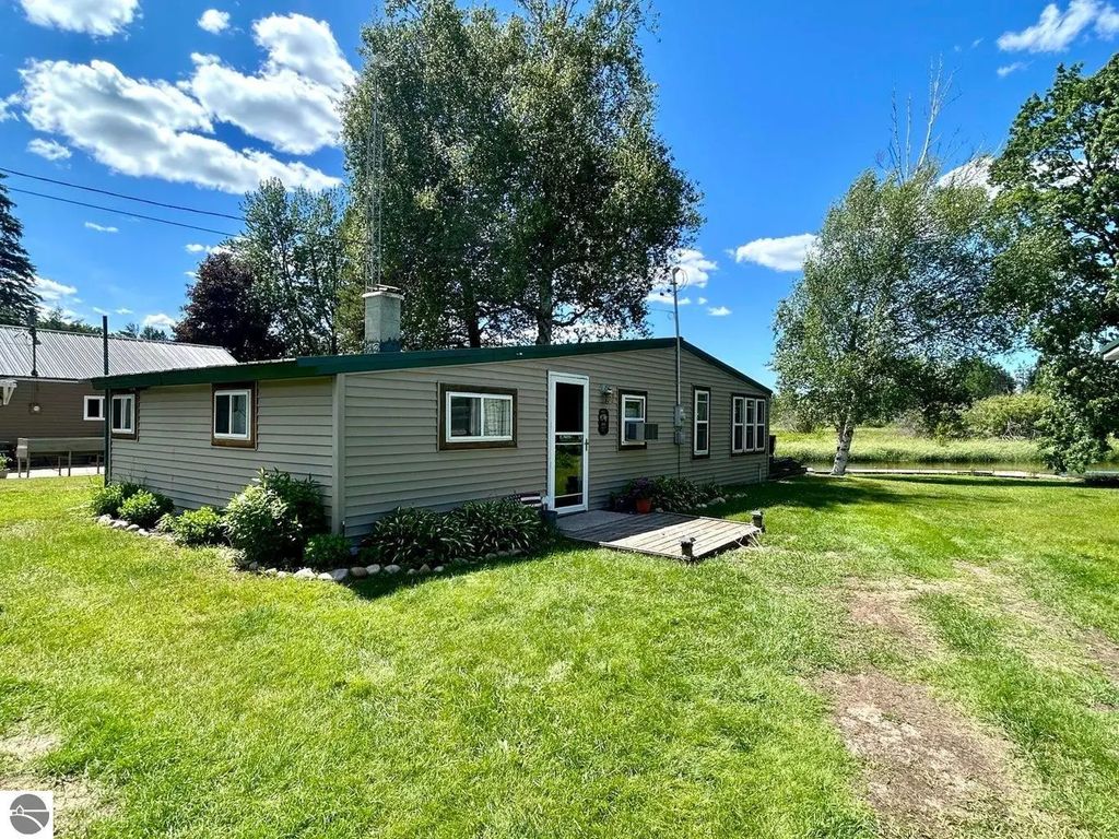 9312 Elizabeth Road, Houghton Lake