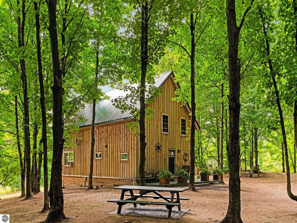 2216 W 16 Road, Mesick
