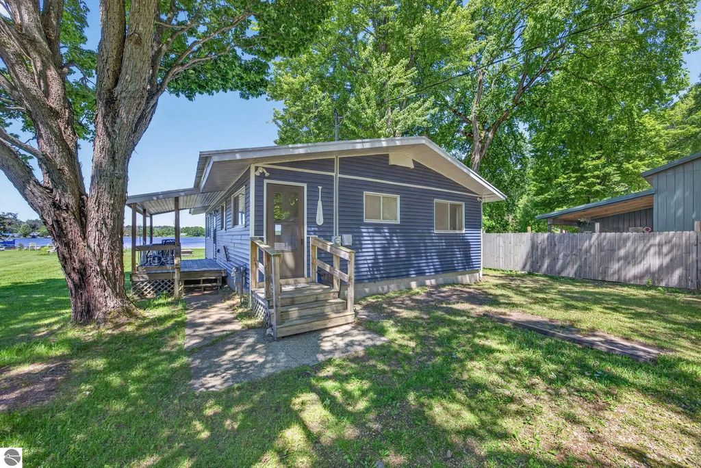 2864 Pleasant Lake Shore Drive, Cadillac
