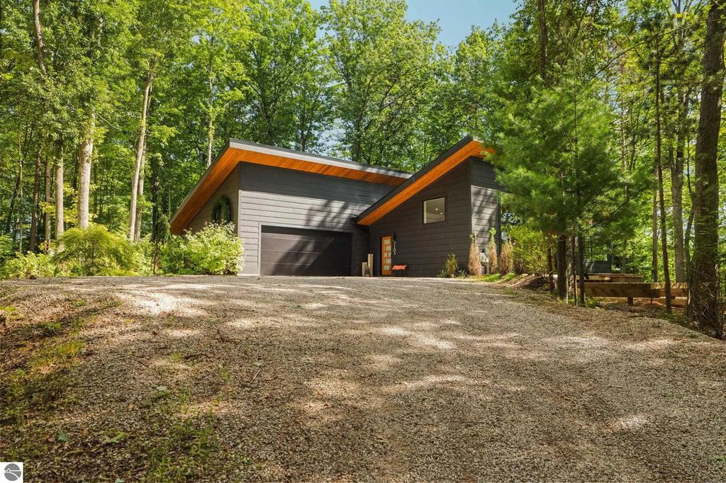 7103 Lake View Ridge, Lake Ann