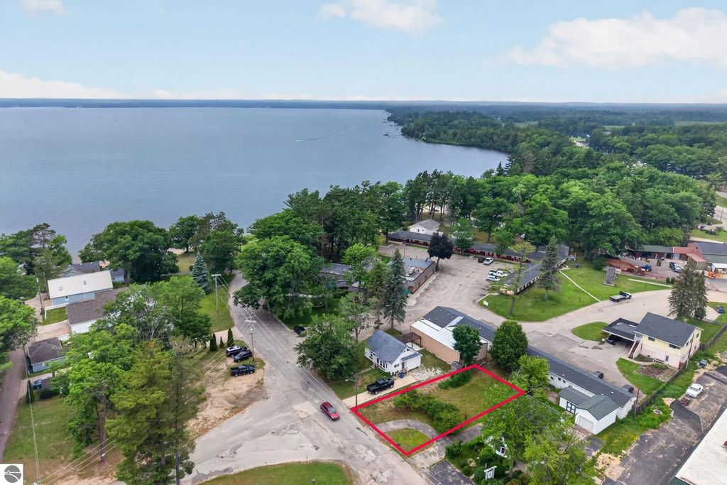 2816 Sunnyside Drive, Cadillac