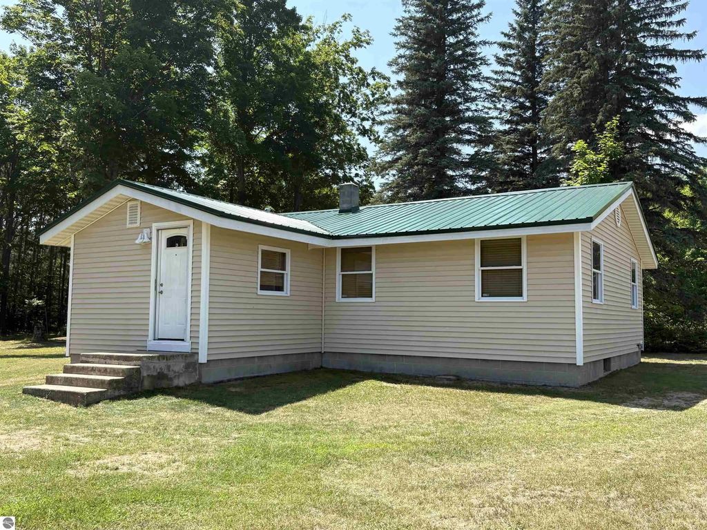 8655 Se Campbell Road, Fife Lake