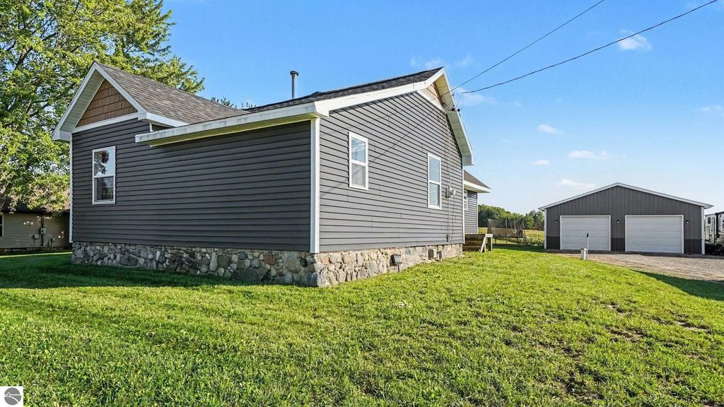 3212 E Surrey Road, Clare