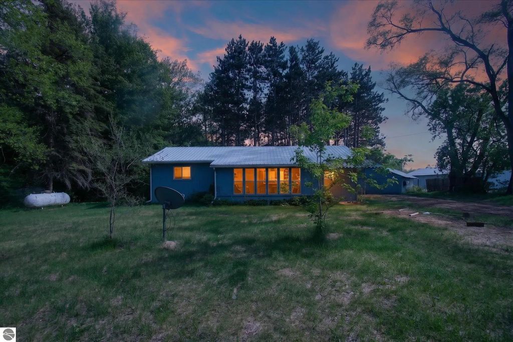 11148 E Howard City Edmore Road, Riverdale