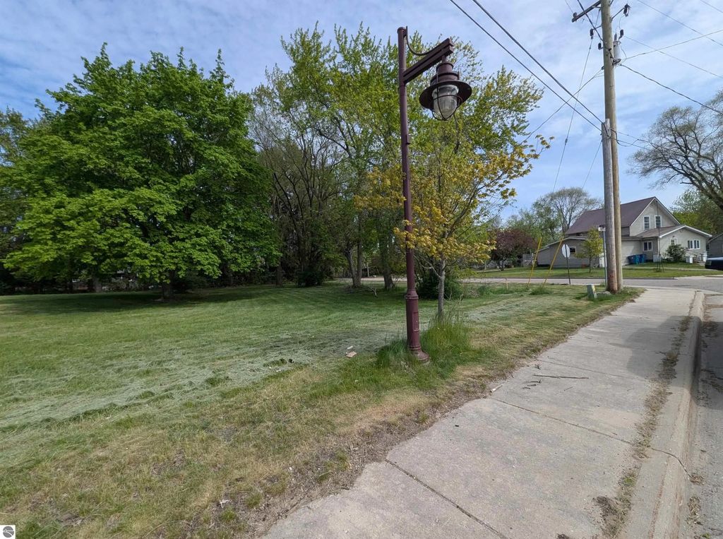 210 N Mackinaw Road, Au Gres