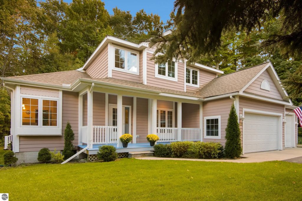 6222 S Westwood Pkwy, Suttons Bay