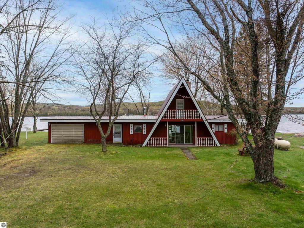 2100 Walleye Lane, Bellaire