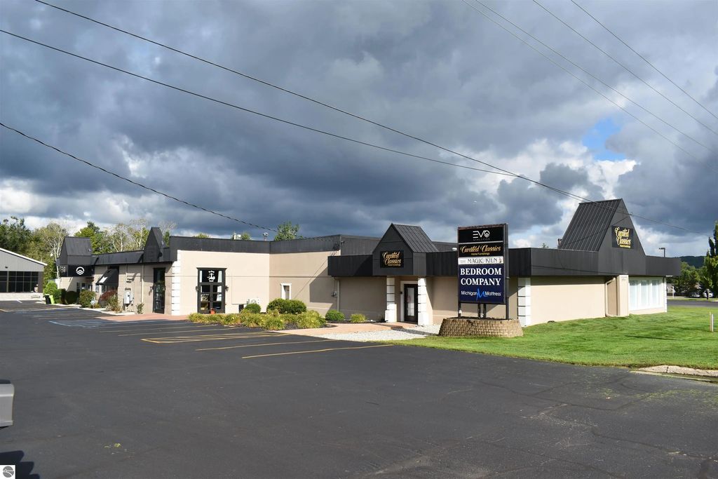 2751 N Us-31 S, Traverse City