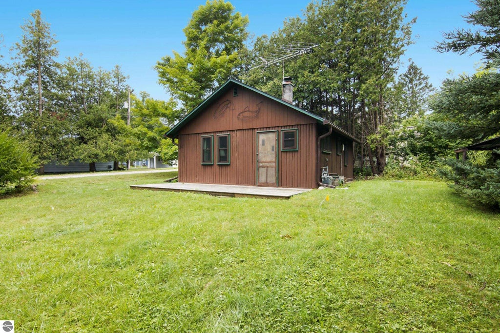 7758 Maple Street, Central Lake