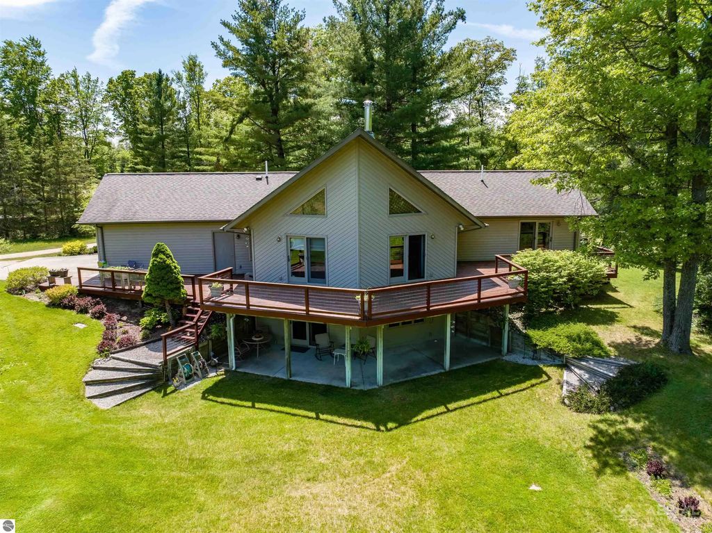 2022 N Clear Lake Road, West Branch