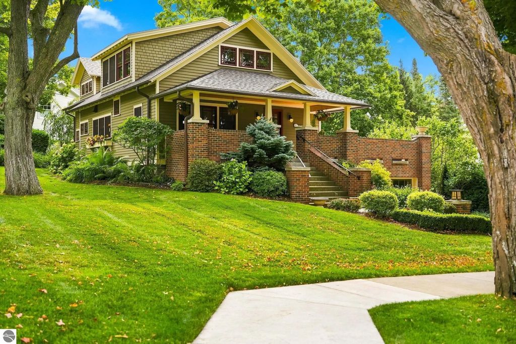 101 S Grand Avenue, Leland