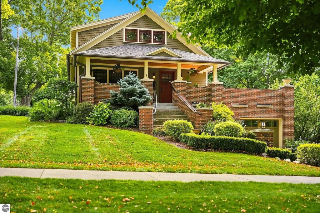 101 S Grand Avenue, Leland