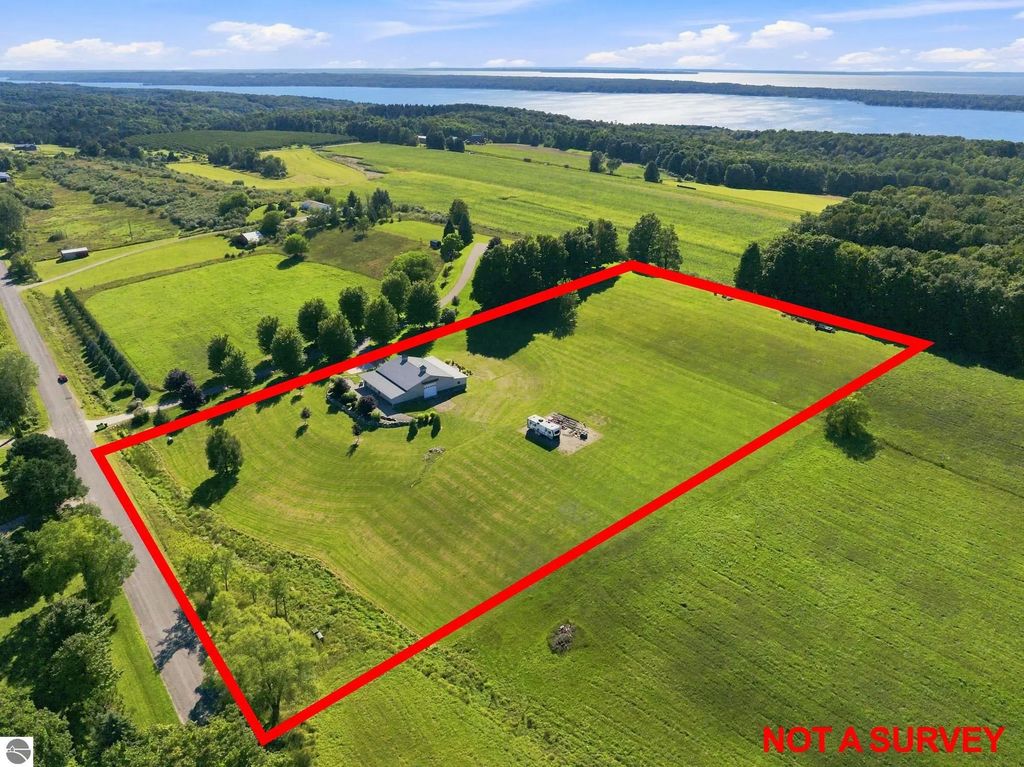 4135 Shadynook Road, Central Lake