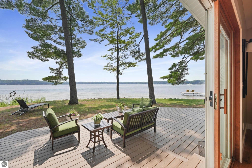 620 Lakewood Road, Traverse City