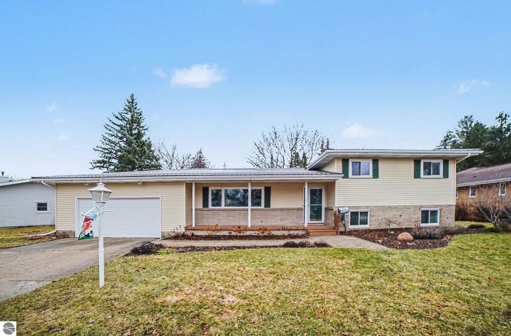 905 Iowa Street, Alma