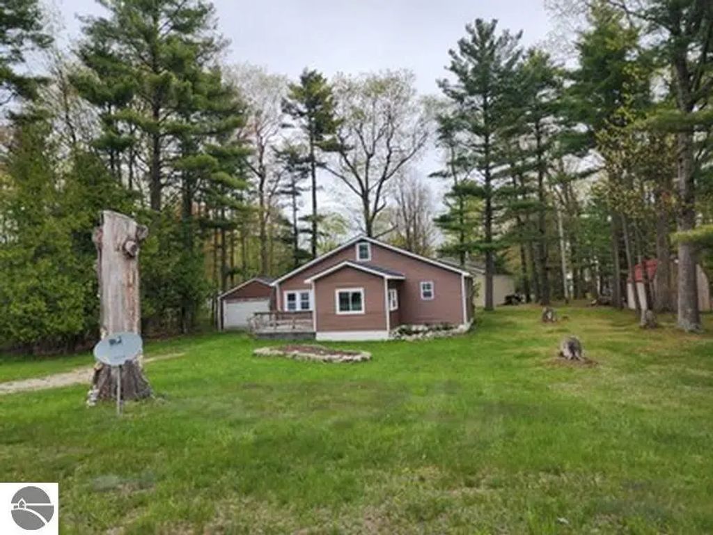 2620 N Huron, Tawas City