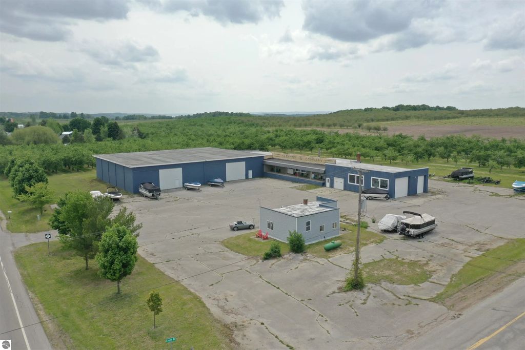 16961 Center Road, Traverse City