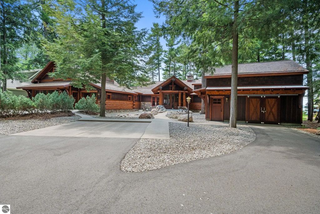 8739 Skegemog Point Road, Williamsburg