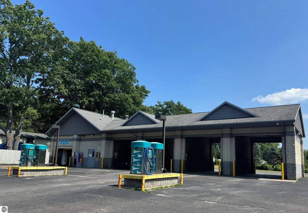 225 W Houghton Lake Drive, Prudenville