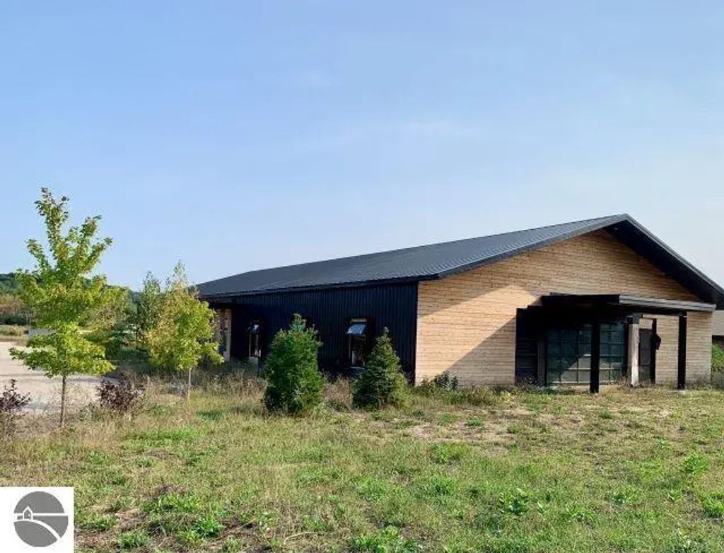 7334 E Duck Lake Road 2, Lake Leelanau