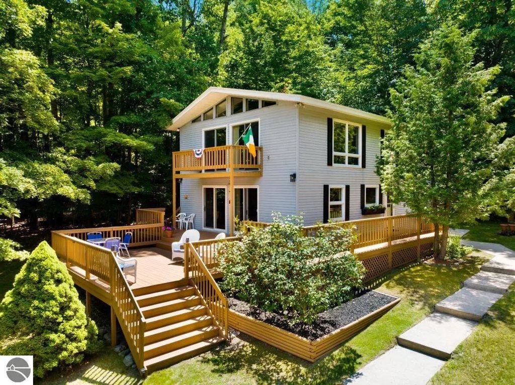 7066 Crystal Springs Road, Bellaire
