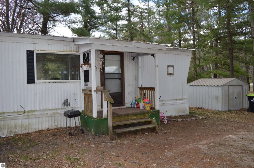 12575 M-72, Kalkaska