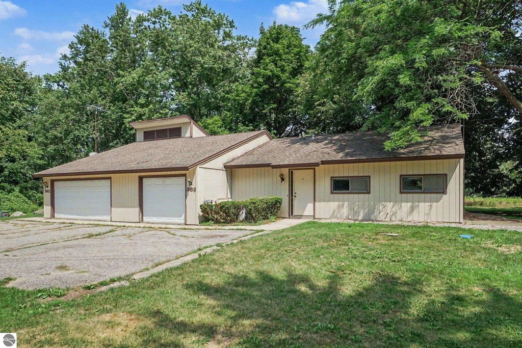 983 Meadowbrook Drive, Mt Pleasant