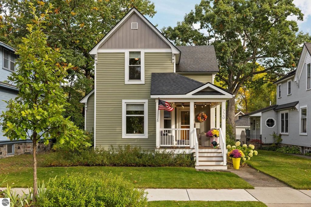220 W Tenth Street, Traverse City