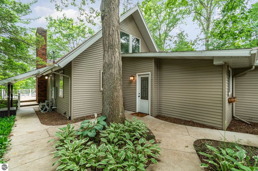 7670 Five Lakes Drive, Farwell