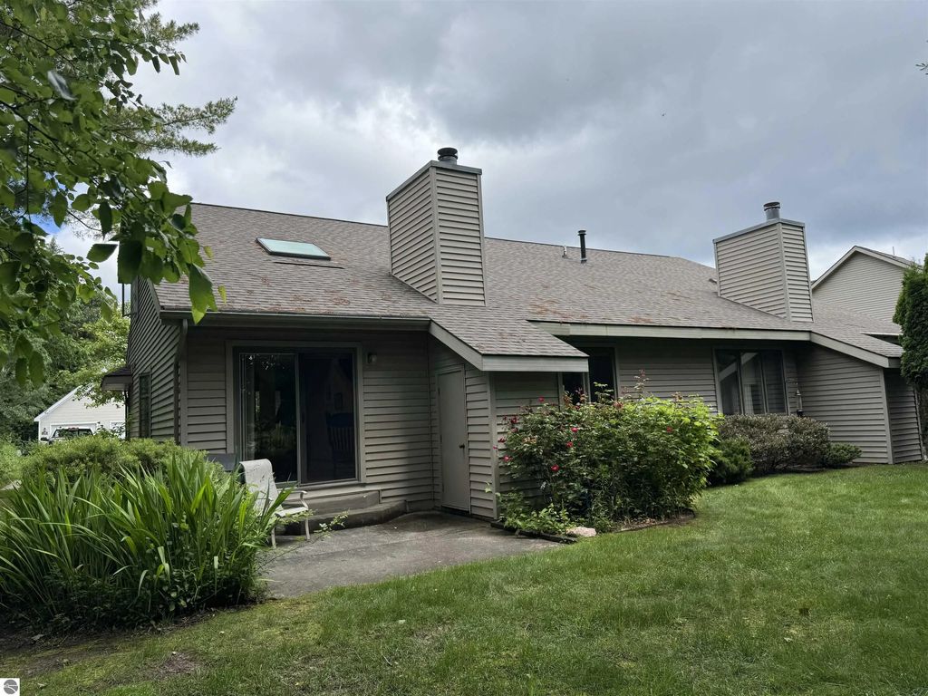 723 N Apple Tree Drive 18, Suttons Bay