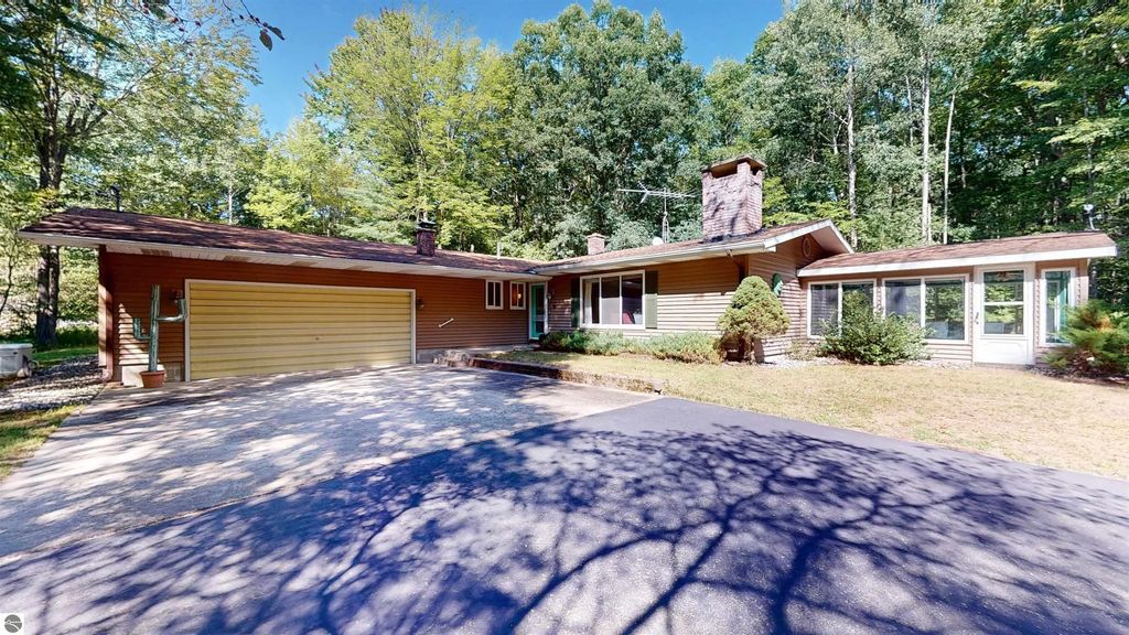 3175 S Tower Hill Road, Houghton Lake