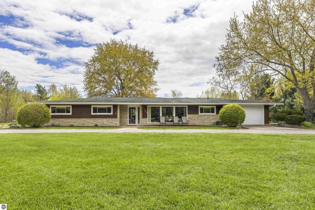 6039 Mick Road, Benzonia