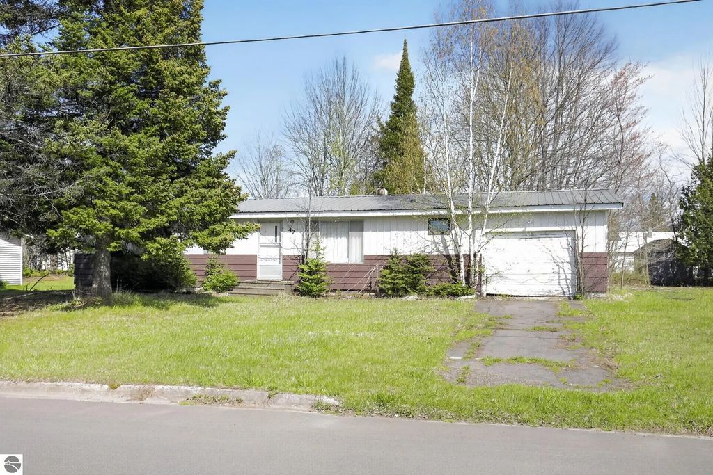 47 Hemlock Street, White Pine