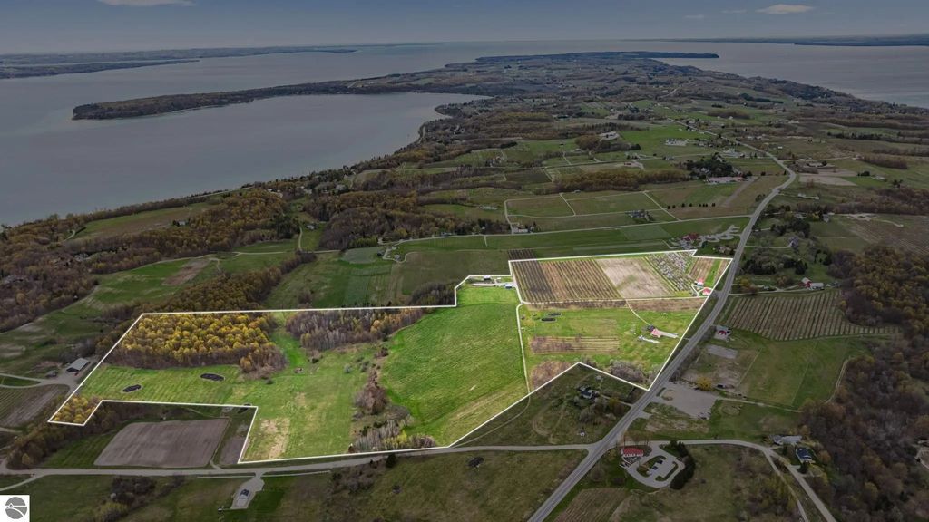 11751 Center Road, Traverse City