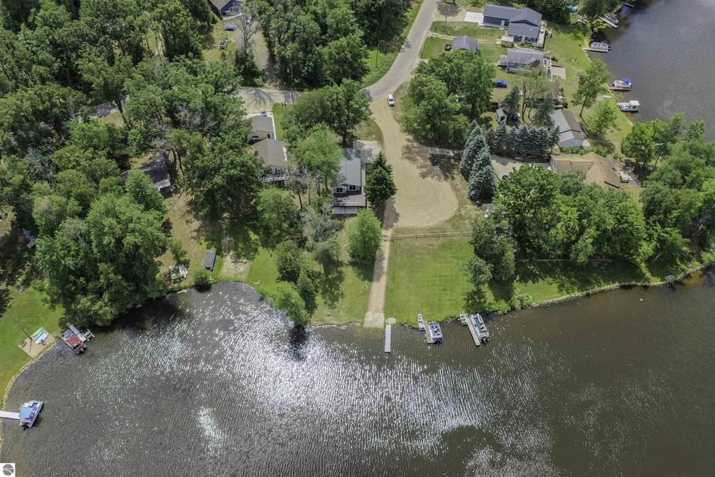 6820 W Shore Drive, Weidman