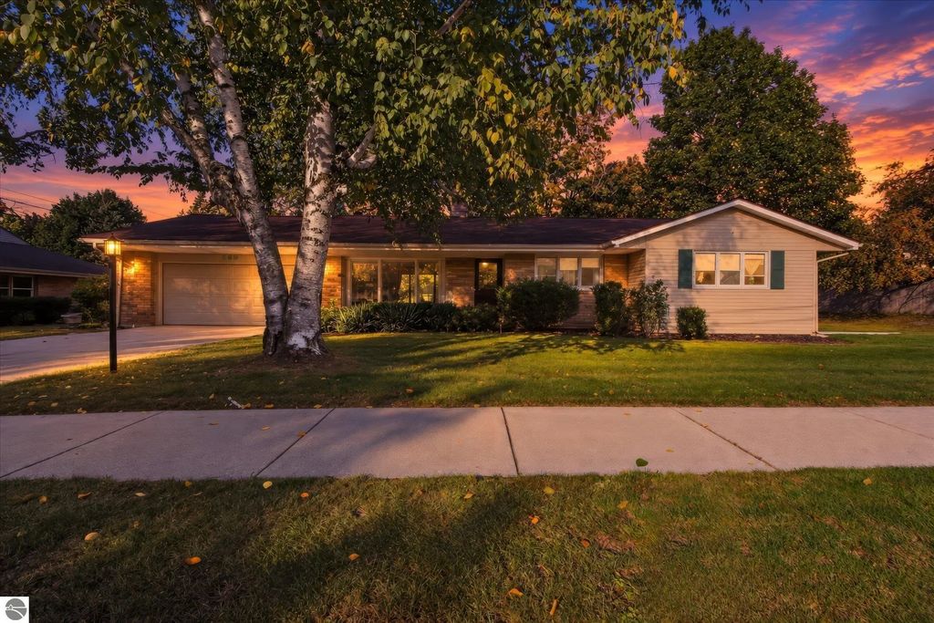 569 Charles Avenue, Alma