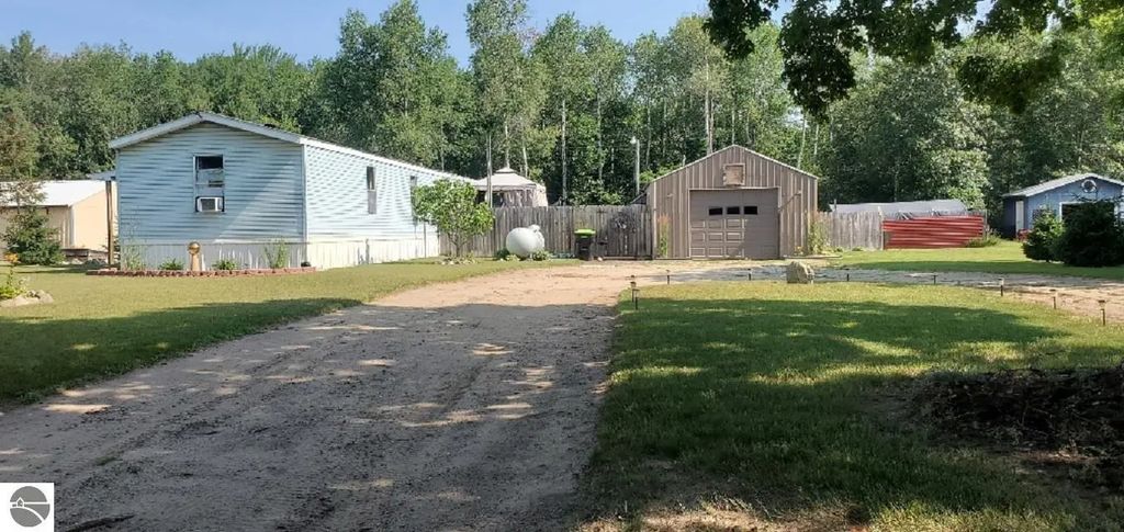 203 Fairview Blvd, Farwell
