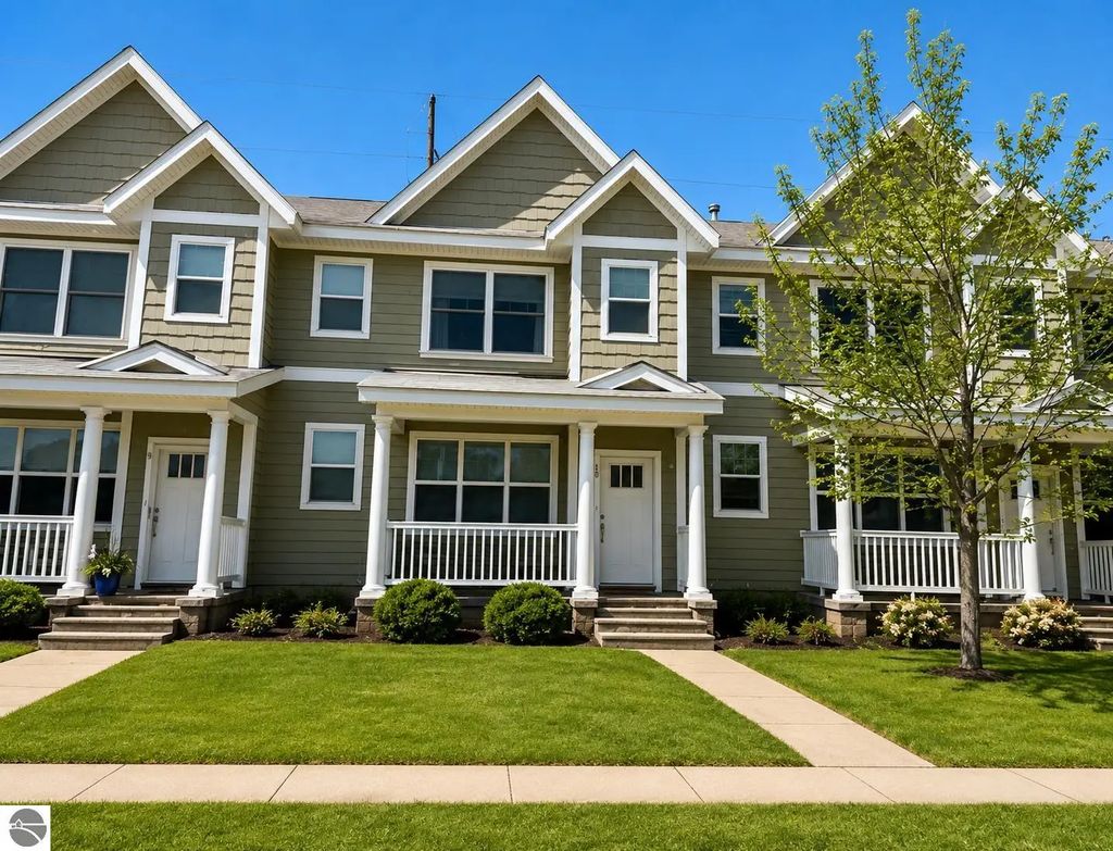 982 Lake Ridge Drive, Traverse City