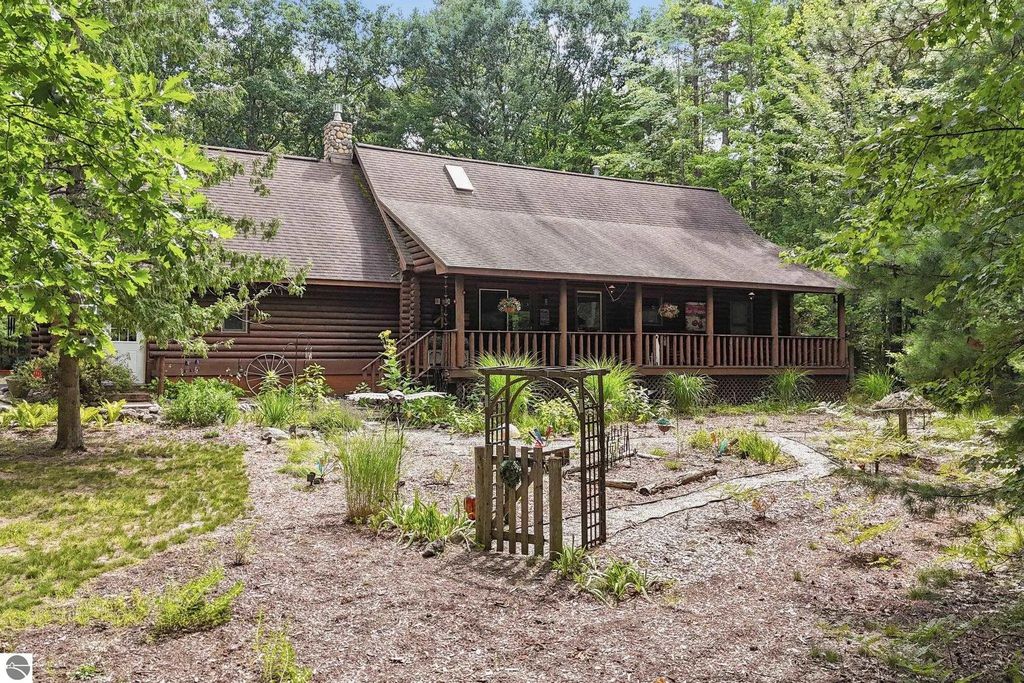 330 Rasho Road, Traverse City