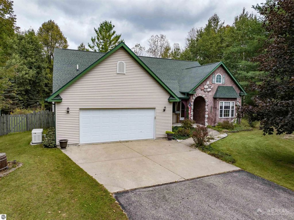 2296 W Cheyenne Lane, West Branch