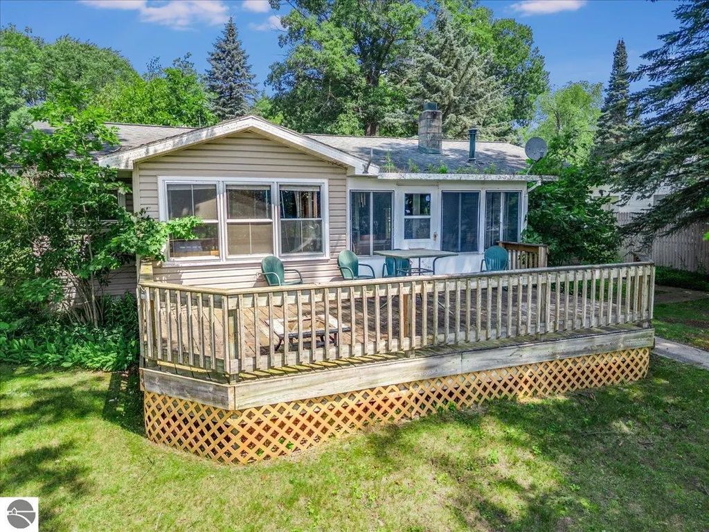 8225 Lakeview Drive, Hale