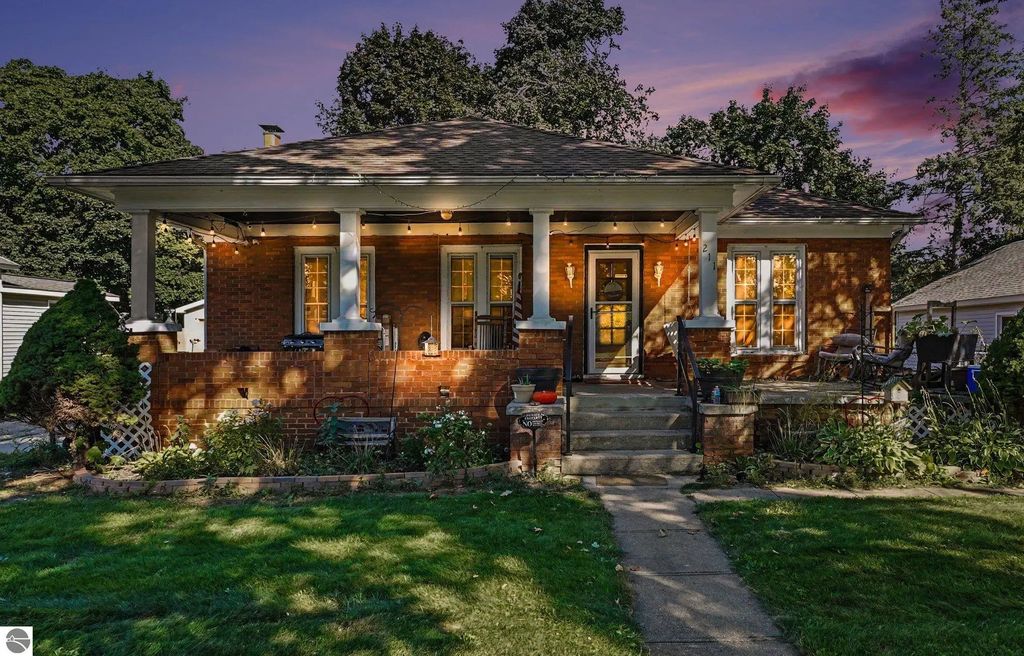 211 E Sixth, Clare